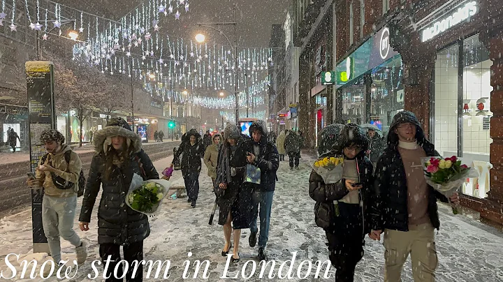 London SNOW Walk ⛄ Finally Snowing Central London 2022 | London Best Christmas Lights tour in Snow