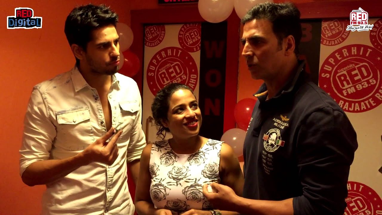 ‪Stars at Red FM studio: 