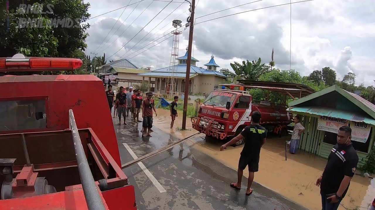 6# rescue banjir di kota kandangan - evakuasi mobil pemadam terendam