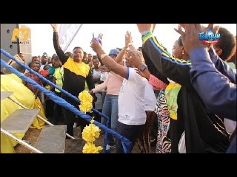 Video: Paka Wobbly Hupata Upigaji Picha Mango Na Mmiliki Anayependa