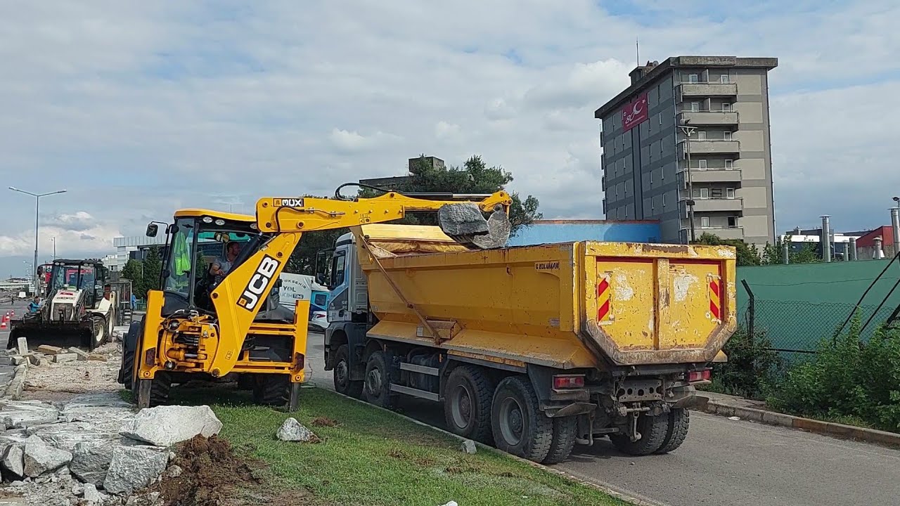 JCB 3CX Beko Loder Kamyona Büyük Beton Parçaları Yüklüyor (Son Bırakılan Parça Kapağı Açtı)
