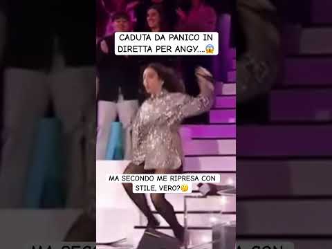 Video NON PUÒ ESSERE VERO! Angy cade in diretta alla FINALE di Amici!