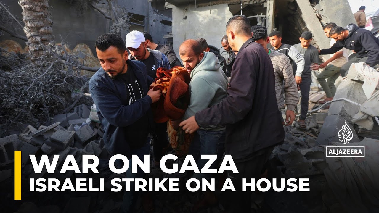 أسفرت غارة إسرائيلية على منزل في دير البلح عن مقتل 11 فلسطينياً.