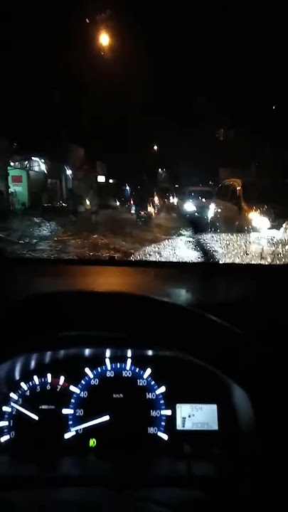 Story' WA IG nyetir mobil Avanza diwaktu malam hari kehujanan