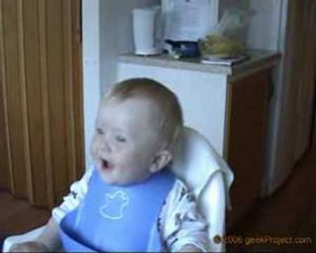 Süßes lachendes baby