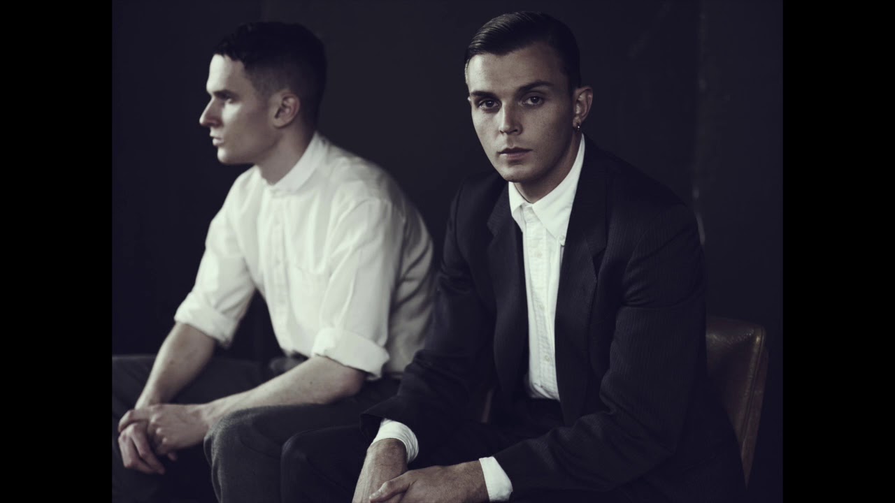 Hurts won. Hurts Band. Hurts Band photos. Группа hurts гифки. Hurts группа Википедия.