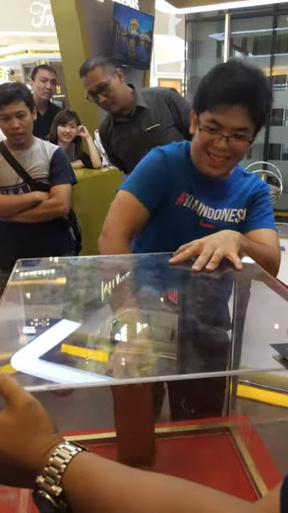 Peserta LAKUEMAS GOLD BAR CHALLENGE angkat emas batangan 10kg