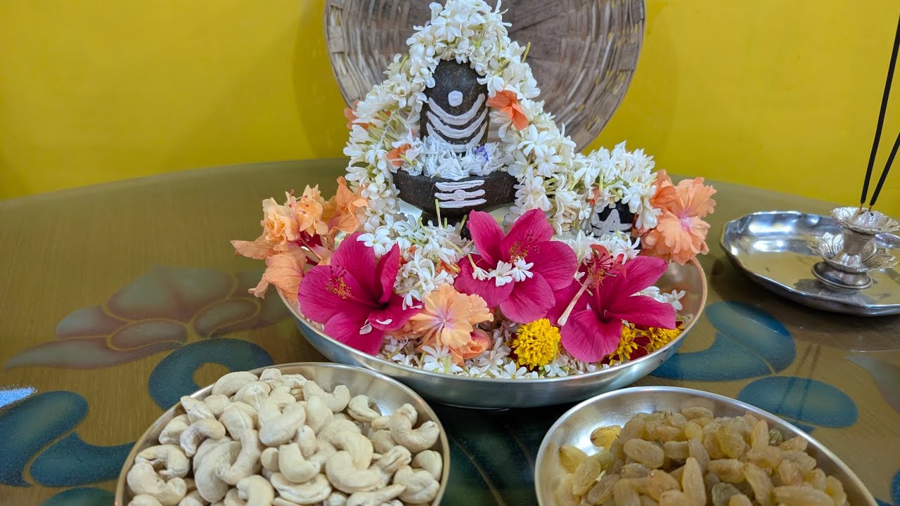 #PradoshaPuja#LordShiva#ShivaLinga#JasmineGarland#SacredFlowers#HarHarMahadev#DivineBlessings