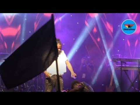 Stonebwoy ‘baptizes’ Kuami Eugene on stage as he performs at ...