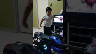 Sekali joget Pak maun da..berjoget sakan dia dengan motor baru dia hahahha.. Joget la adik oi..asalk