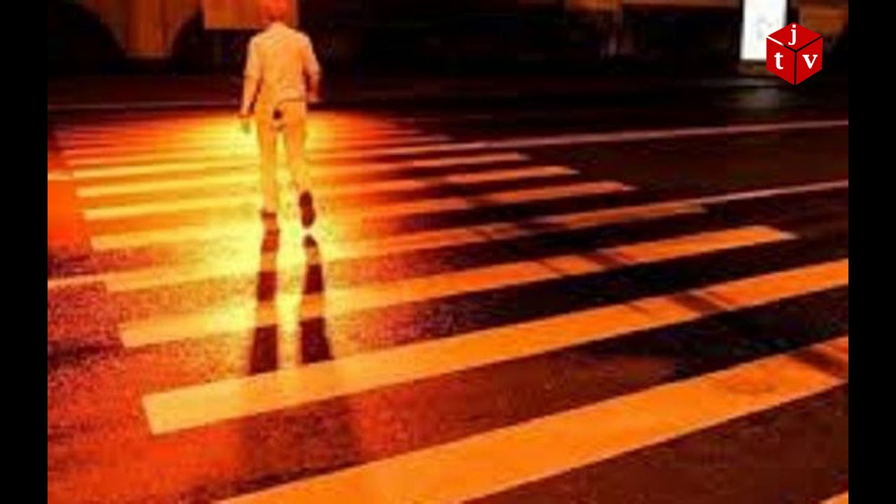 Желтый свет на дороге. Пешеход. Красивый пешеходный переход. Пешеход в тёмном на пешеходнике. Светящиеся пешеходные переходы.