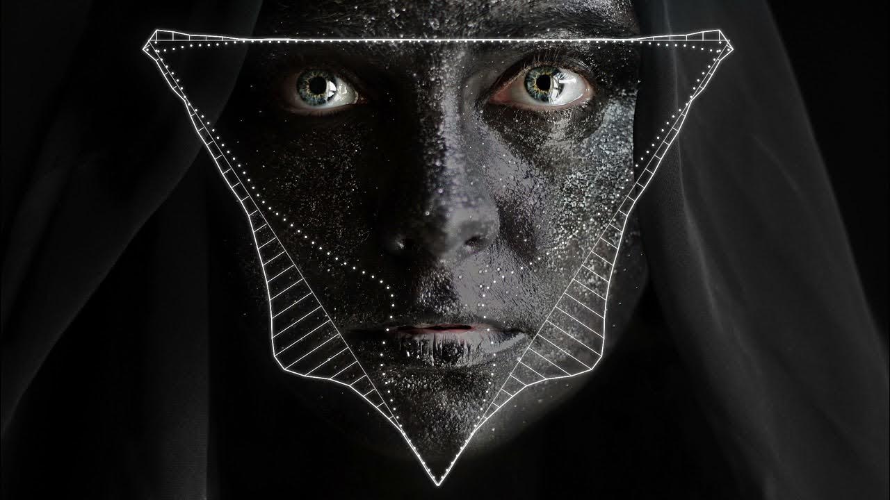 Черное лицо с белыми глазами. Белые глаза. Темный страшный силуэт. Глаза в темноте. Проклятое лицо черно белое.