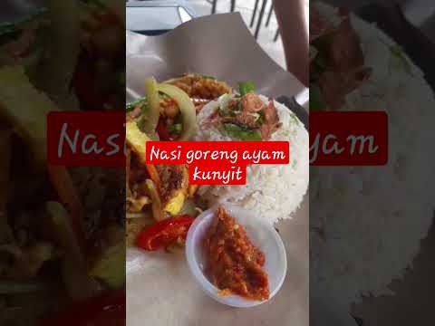 makan-nasi-goreng-ayam-kunyit#shorts