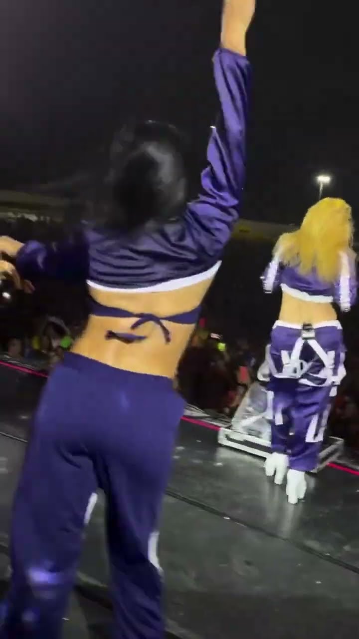 Joelma voltando pro palco depois de terminar o show
