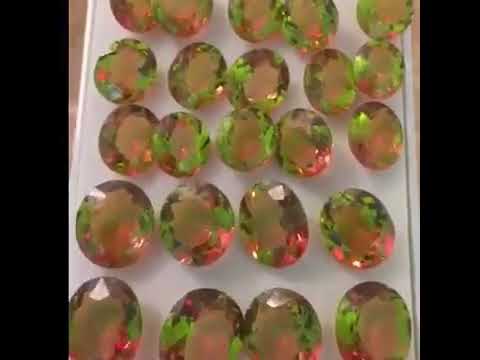 حجر الاسكندرايت حجر جميل ومتغير الون حسب الاضائة