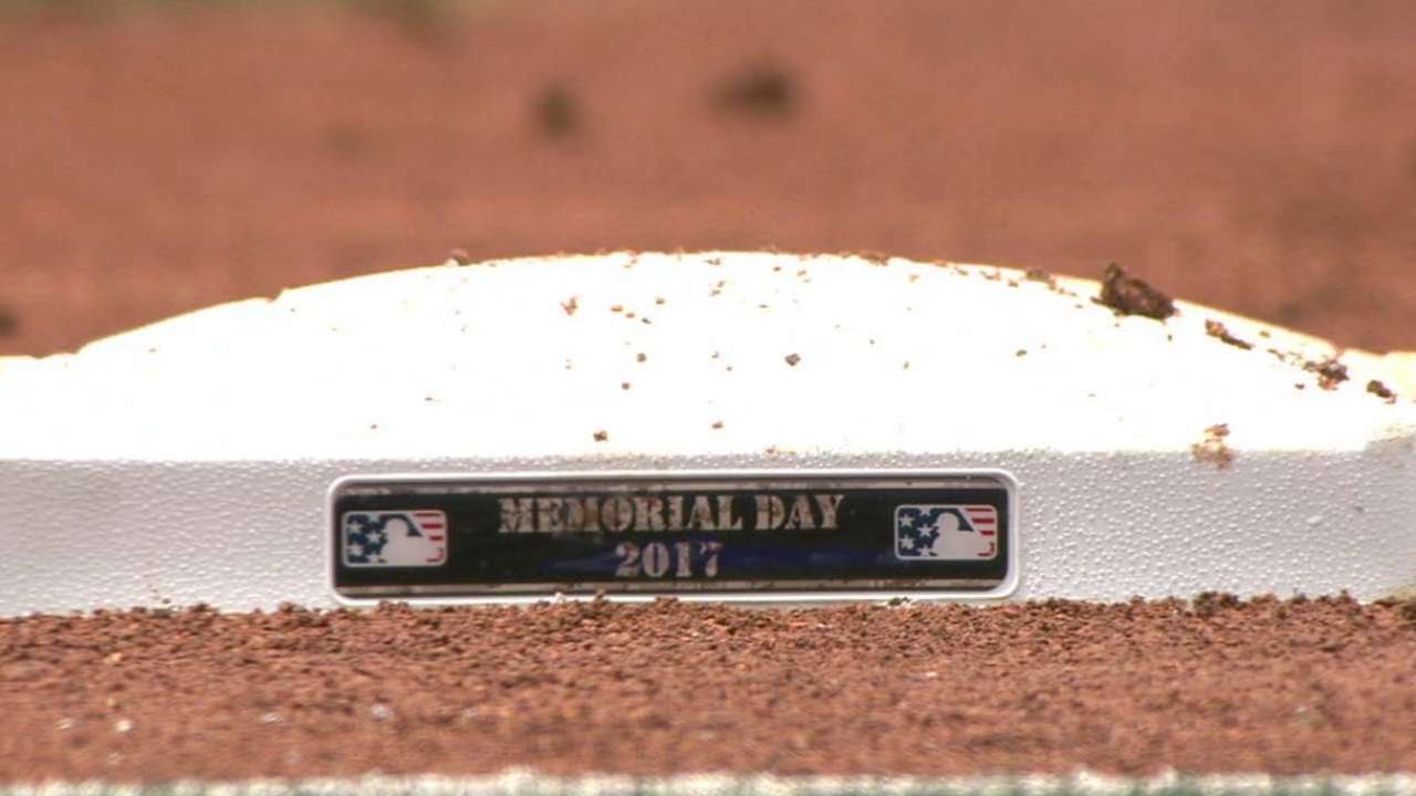CHC@SD: Padres observe a moment of silence