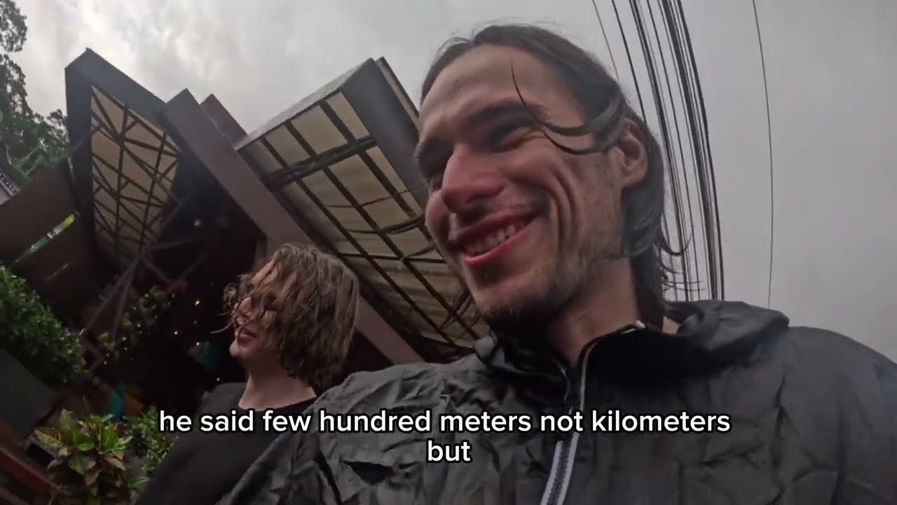 Нас поймали, когда мы пробирались в джунгли тайком.