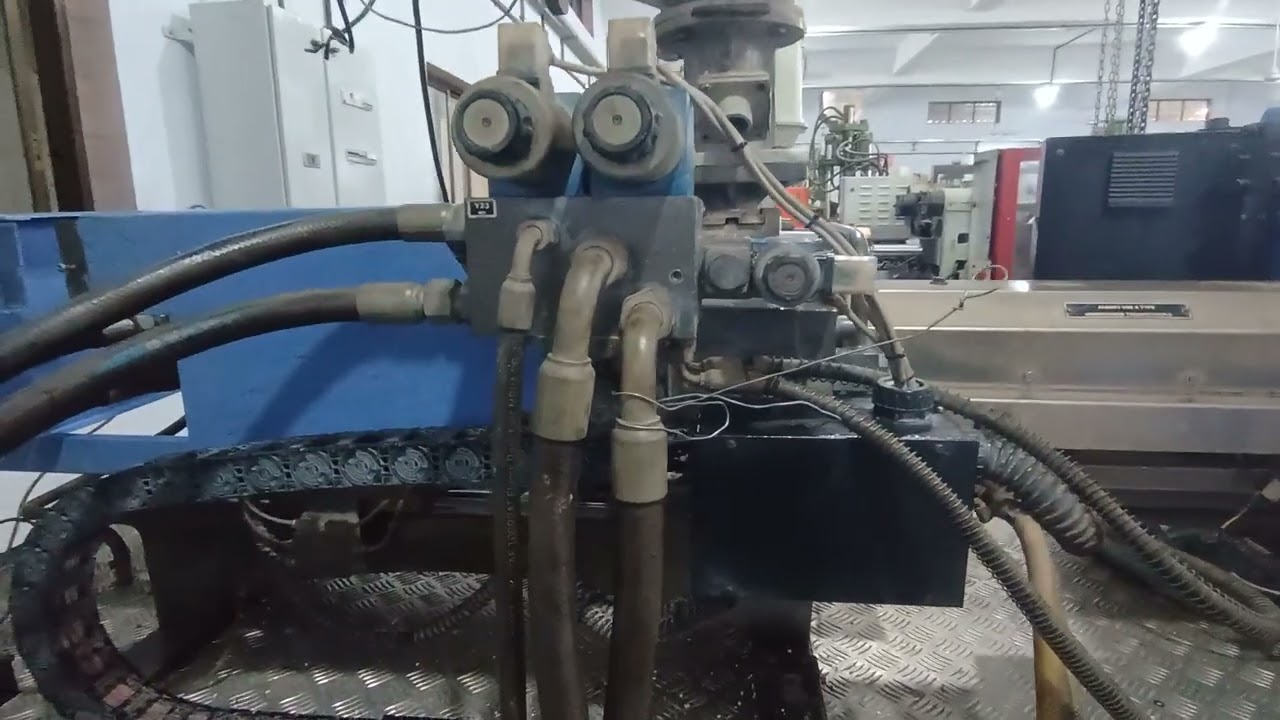 what is in side a molding machine