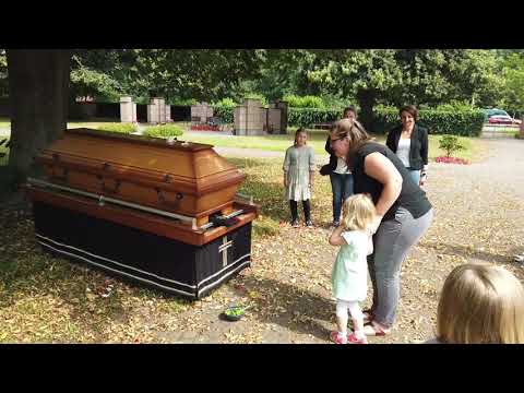 Video: Was bedeutet Repass bei einer Beerdigung?