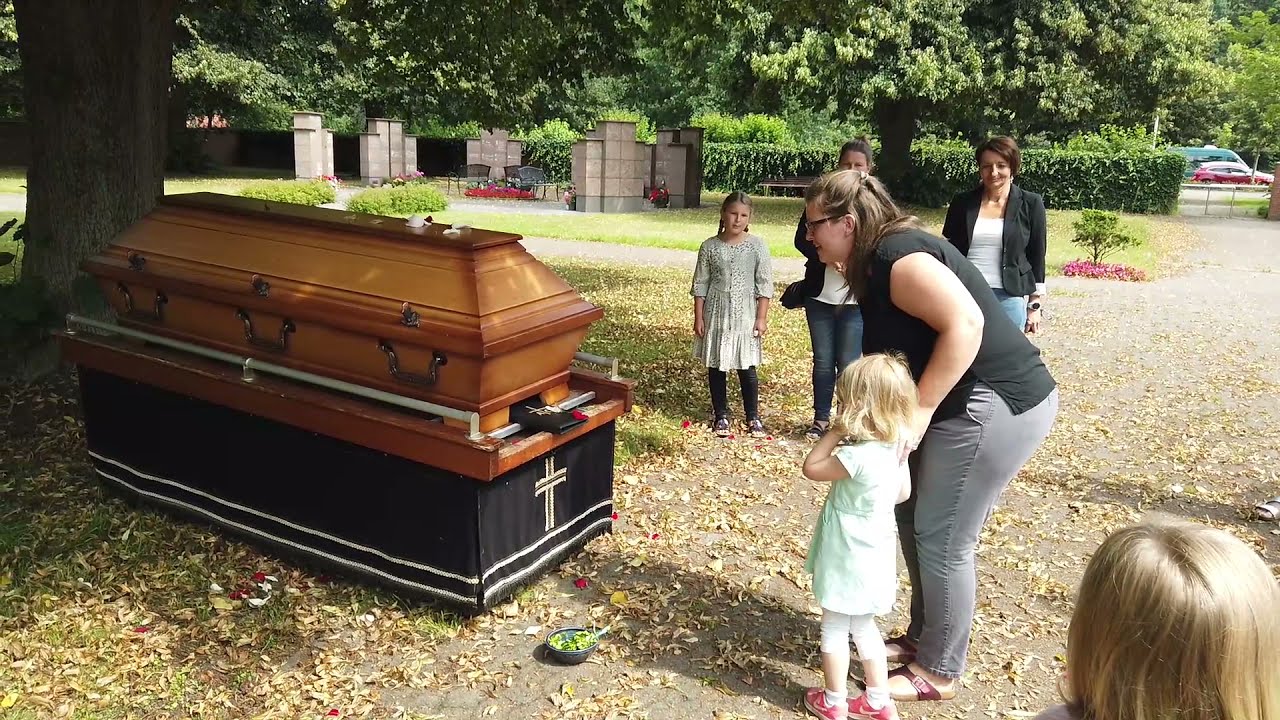 Wie Bekommt Man Raus Wann Jemand Beerdigt Wird Für Kinder erklärt: Was passiert bei einer Beerdigung? - YouTube