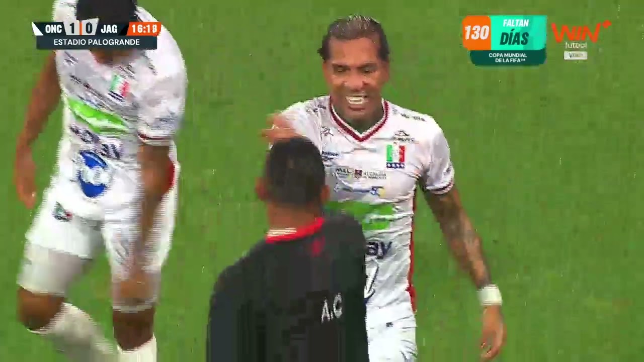Golazo de Once Caldas. Dayro Moreno remató, se desvió en el camino y el ‘Albo’ ya le gana a Jaguares