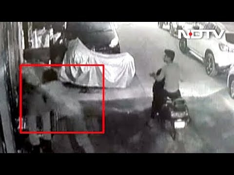 दो Bike सवारों ने की बुजुर्ग महिला से लूटपाट, CCTV Footage आया सामने