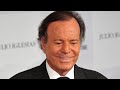 Julio Iglesias hablando en 5 idiomas