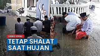 VIRAL! Jemaah Hujan-hujanan Laksanakan Shalat Jumat