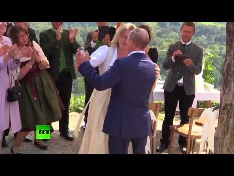 Putin dances, speaks German at Austrian FM’s wedding