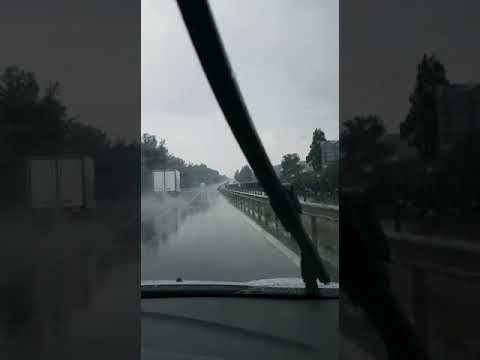 Έντονη βροχόπτωση στον αυτοκινητόδρομο πλησίον του Κόρνου 20/6/2019 Έντονη βροχόπτωση στον αυτοκινητόδρομο πλησίον του Κόρνου 20/6/2019