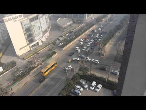 Der Verkehr fließt wieder - Von der Terrasse des Hilton Hotel Gurgaon