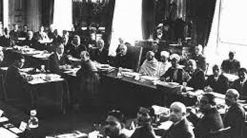 Gandhi in Roundtable talks in London 1931