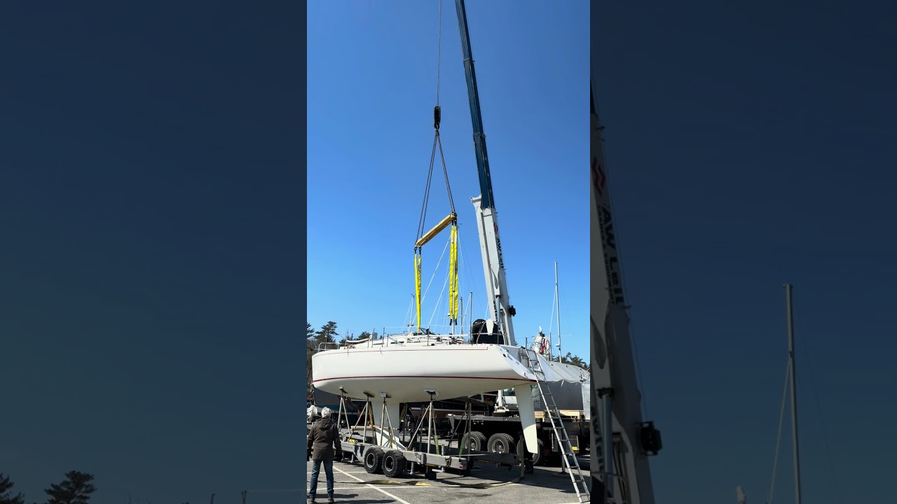 ⁣Lock & Load, Mark that J120 Sold! Video of the load! #atlanticyachtsales #boats #jboats