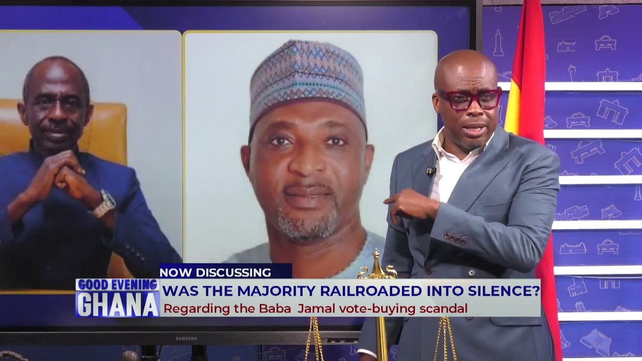 В ходе его поездки мы заметили, что Асеиду Нкетиа конфликтует с Мубараком Мунтакой, министром вну...