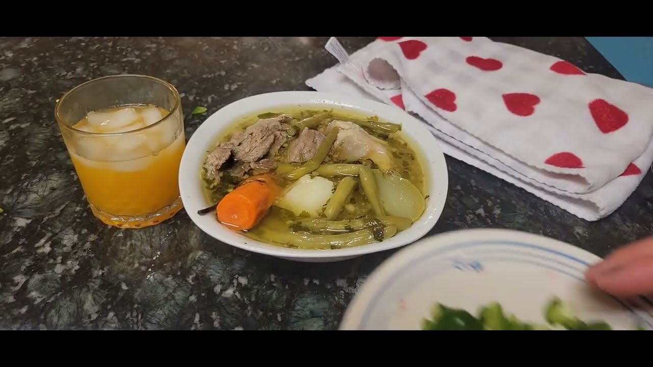 Un rico caldito de res con pata de vaca 😋😋😋