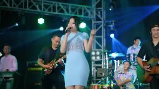 yeni inka-ikan dalam kolam