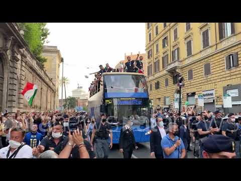 Europei, azzurri su bus scoperto a Roma: bagno di folla tra cori, fumogeni e sfottò