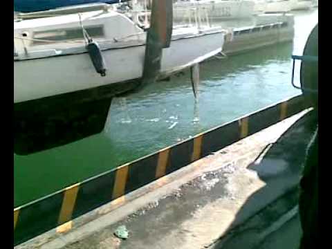 ⁣Port Ginesta - Levantando el velero para limpiar casco