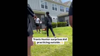 Bro had no idea Travis Hunter was walking up to him 🤣 A moment he'll never forget 👏 (via _.00fel/IG)