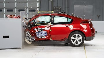 2014 Chevrolet Volt driver-side small overlap IIHS crash test