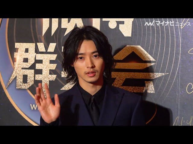 山崎賢人、ヒゲ姿で大人の色気 レッドカーペットに登場し受賞の喜び