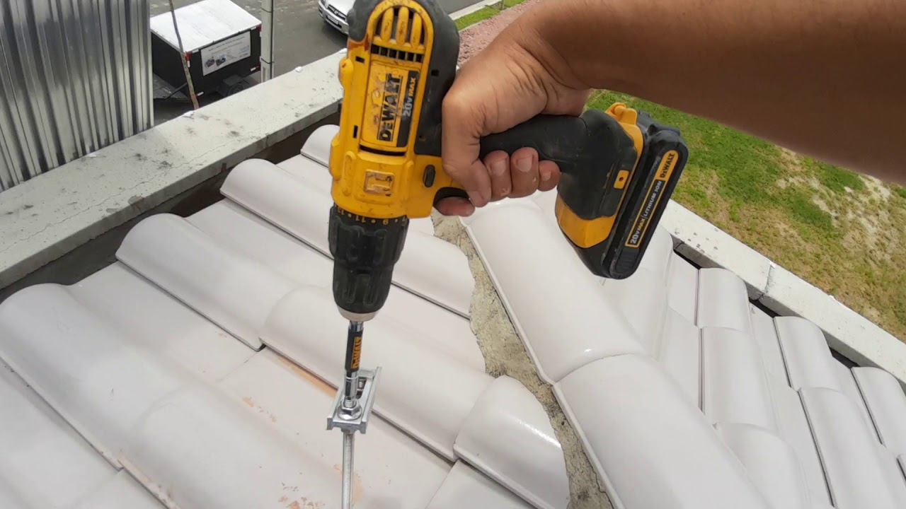 Instalando estrutura em telhado colonial