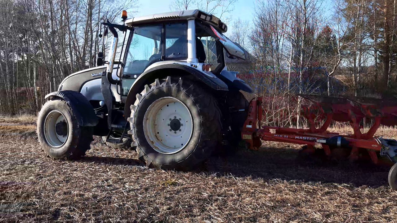 Valtra M130 Kuhn plowing