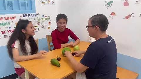 Tiếng Anh Phan Thiết: Ely and Selina practice talking about Fruits( Touch and Guess)