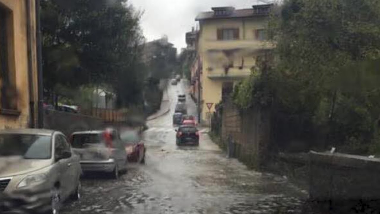 Avellino. Rampa San Modestino allagata: «Ancora prigionieri di una fogna»