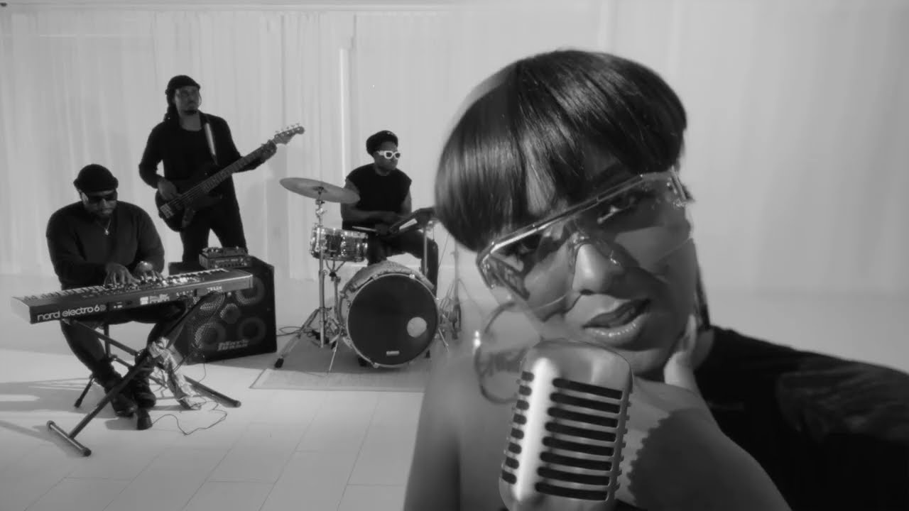 Heather Victoria - Fool Me auf YouTube ansehen Heather Victoria - Fool Me auf YouTube ansehen