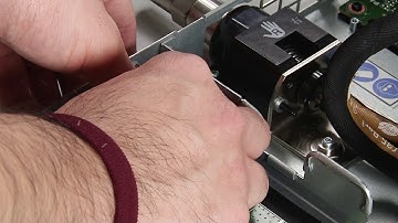 Lenovo ThinkSystem SD650 installing a power distribution board