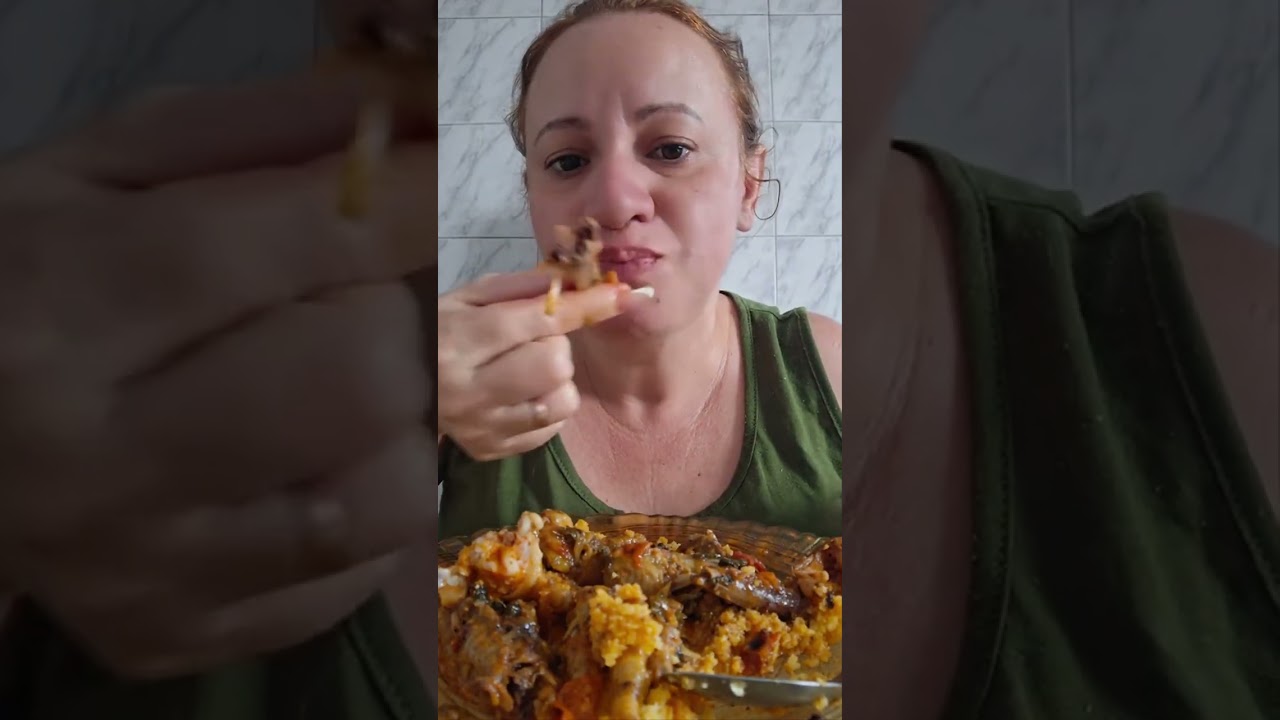 Vamos comer um cuscuz com pé de galinha