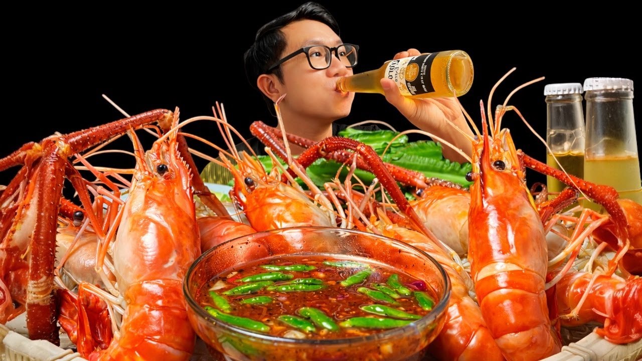 🔥 Boiled Giant Prawns in Coconut Water Mukbang | Tôm Càng Xanh Luộc Nước Dừa Béo Ngậy | Quang ASMR