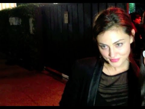 Phoebe Tonkin signing autograph and taking pictures with fans